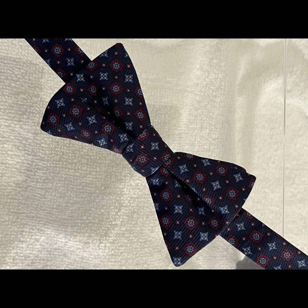 New condition mens Saddlebred patterned 100% silk bow tie.